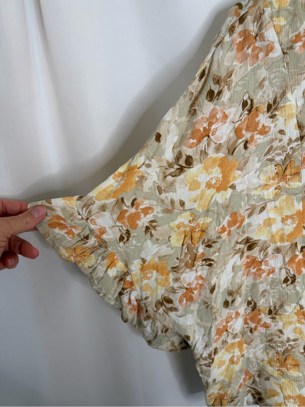 3/$20 ANDREE BY UNIT Floral V-Neck Elbow Sleeve Blouse Size Medium - Picture 5 of 6